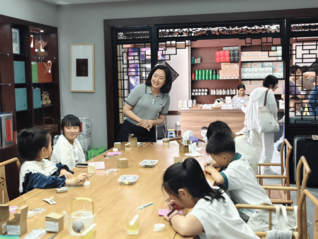 办“以香传情·手作感恩”母亲节主题社教活动pg电子入口以传统工艺致敬母爱——中徽